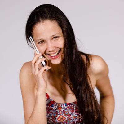 Žena s mobilním telefonem v expresivní fázi